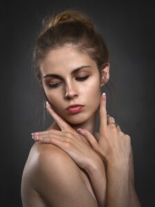 中年女性が肌のくすみを解消するための効果的な方法と習慣は？