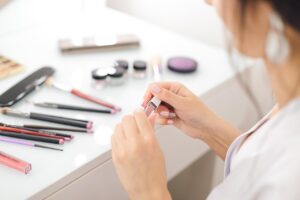 40代の薄毛とシミ、化粧品と育毛剤はどっちが効果的？